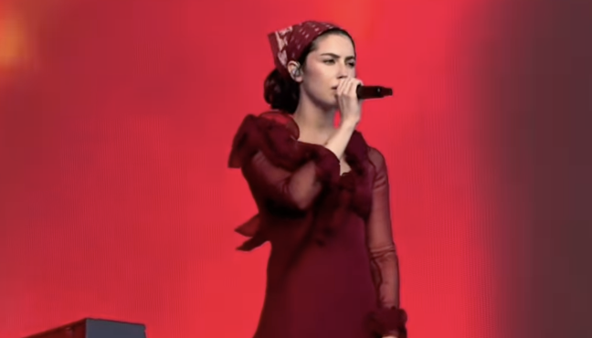 Watch Gracie Abrams Cover The Cure At Glastonbury
