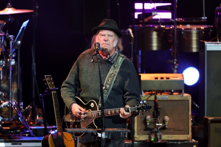 Watch Neil Young Play “Long Walk Home” For The First Time In 36 Years