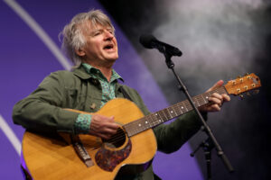 Crowded House Refute AI Newscast: “Neil’s Never Had Trouble With Erections”