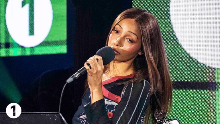 Watch PinkPantheress Cover Charli XCX’s “Apple”