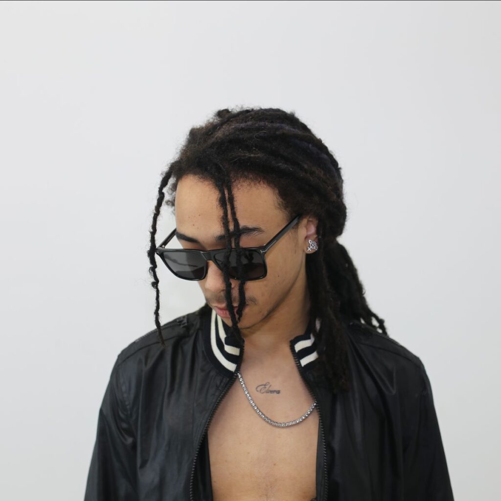 Che Celebrates Christmas With REST IN BASS Deluxe