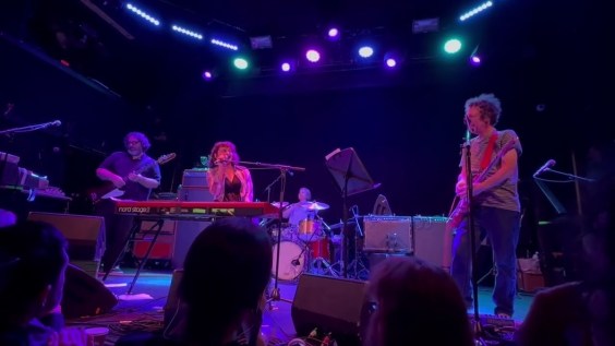 Yo La Tengo & Norah Jones Cover Randy Newman & Bob Dylan At Hanukkah Show